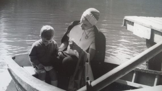 mum&daughter in a boat